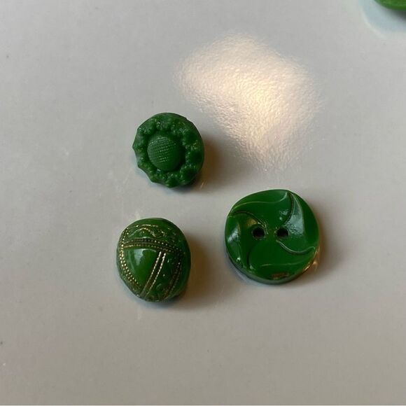 Variety Vintage Green Glass Button Bundle - Picture 5 of 16